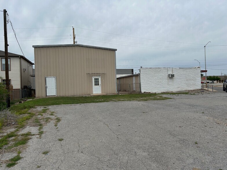 More Photos Of 109 SW 11th St, Lawton Light Distribution For Sale