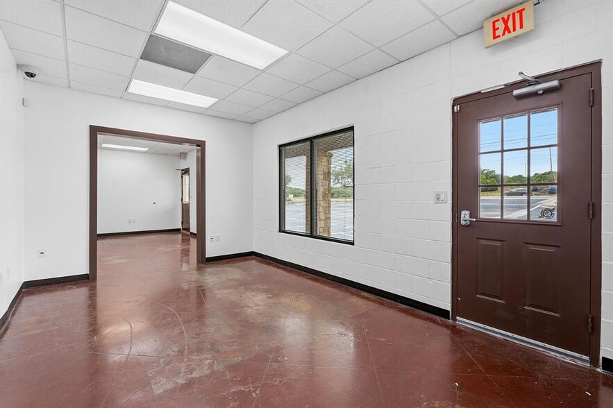 More Photos Of 2100 E Highway 290, Dripping Springs Flex For Lease