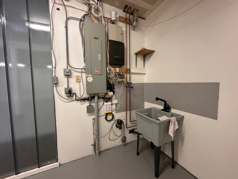 More Photos Of 1083 Kent Ave NE, Vancouver Light Manufacturing For Sale