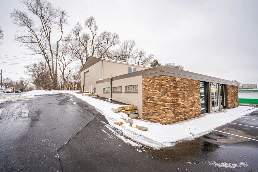 More Photos Of 2324 Vermillion St, Hastings Freestanding For Lease