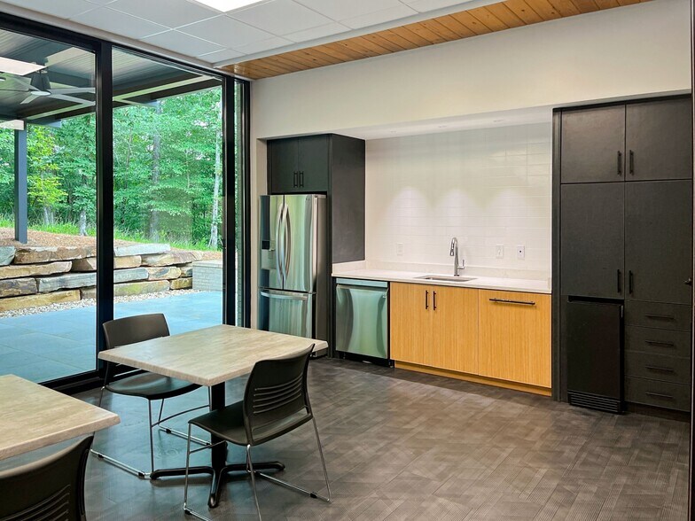 More Photos Of 1857 Commons North Dr, Tuscaloosa Office For Lease