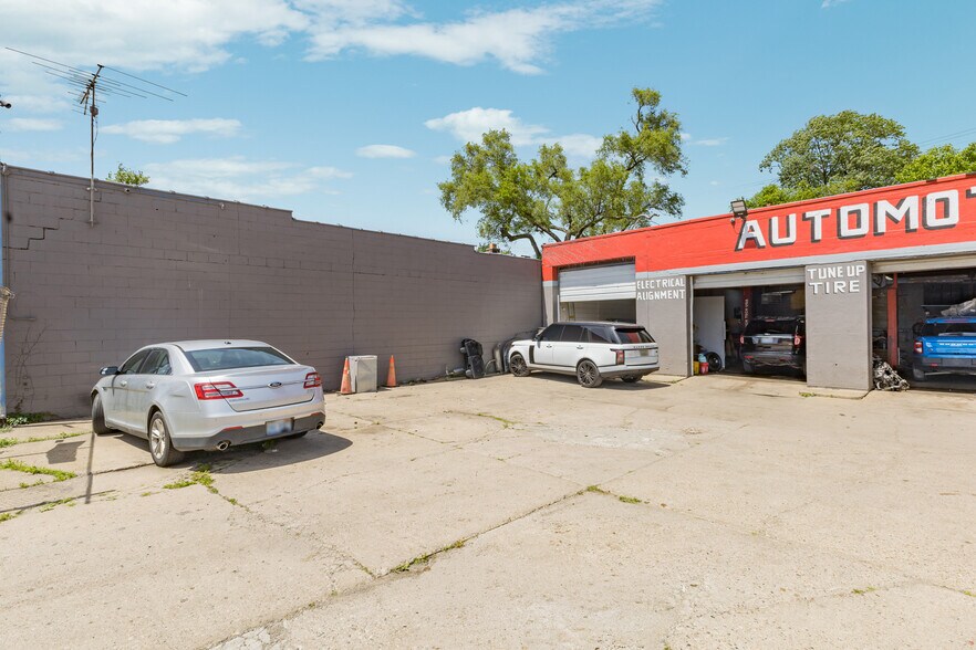 More Photos Of 10200 Whittier, Detroit Auto Repair For Lease