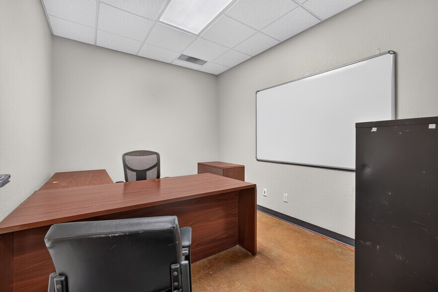 More Photos Of 906 S Eastern Ave, Elk City Warehouse For Sale