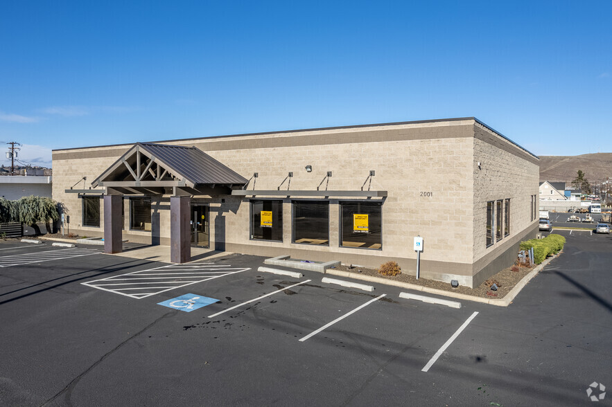 Primary Photo Of 2001 W Lincoln Ave, Yakima Freestanding For Sale