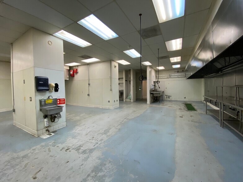 More Photos Of 5200 W Washington Blvd, Los Angeles Flex For Lease