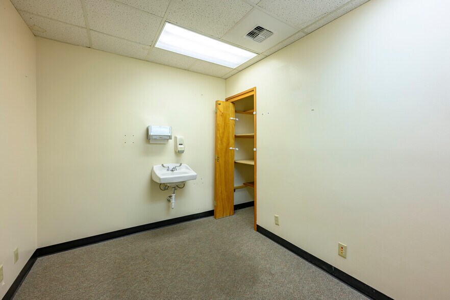 More Photos Of 424 NE Ford St, Mcminnville Office For Sale