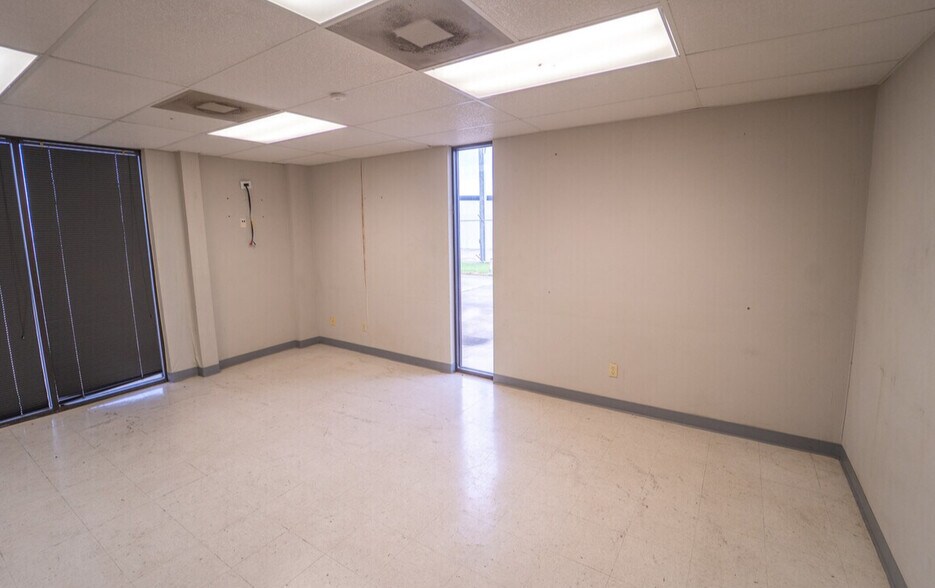 More Photos Of 1404 E Rio Grande St, Victoria Warehouse For Sale