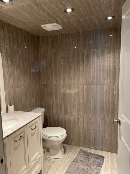 More Photos Of 9903 209 St NW, Edmonton Warehouse For Sale