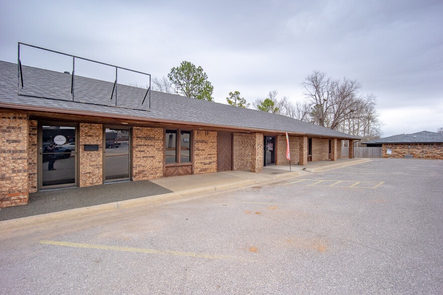 More Photos Of 1108 N Washington St, Weatherford Medical For Sale