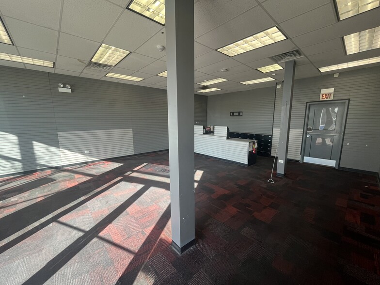 More Photos Of 3949-3959 N Broadway St, Chicago Storefront For Lease