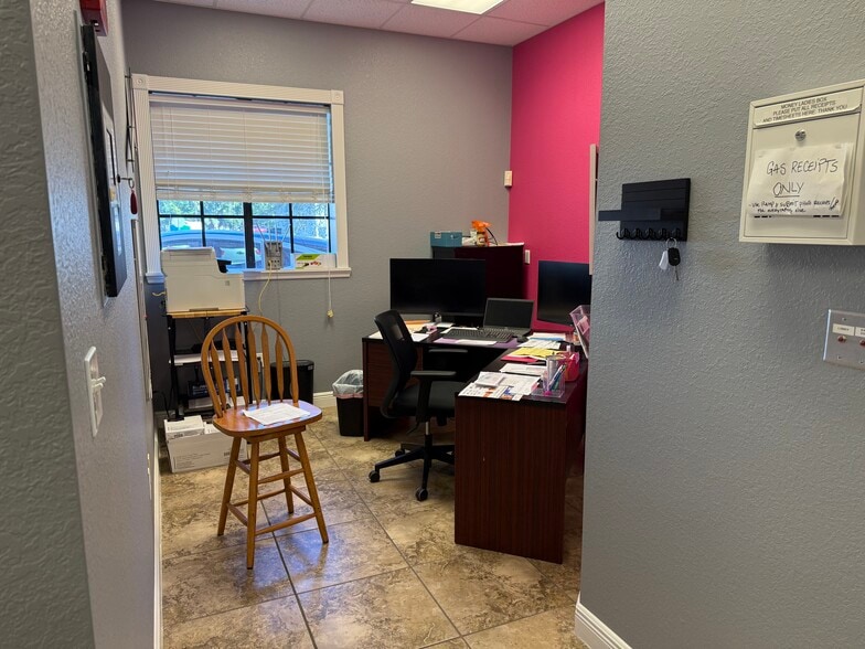 More Photos Of 6381 Corporate Park Cir, Fort Myers Research And Development For Lease
