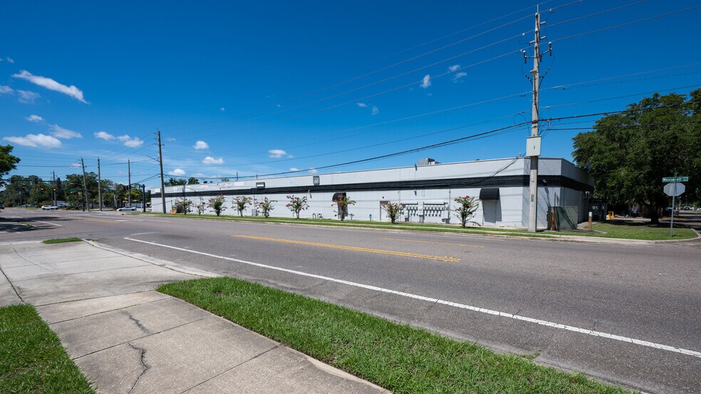 More Photos Of 6011-6025 103rd St, Jacksonville Unknown For Lease