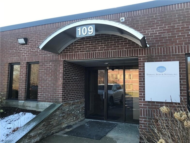 More Photos Of 6 Blackstone Valley Pl, Lincoln Medical For Sale