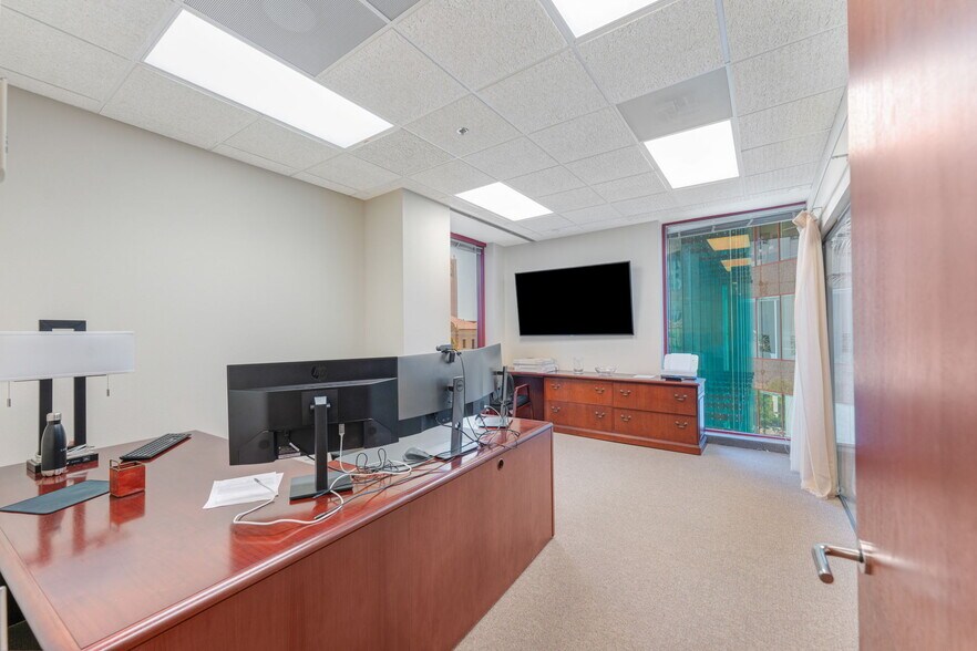 More Photos Of 2033 Main St, Sarasota Office For Lease