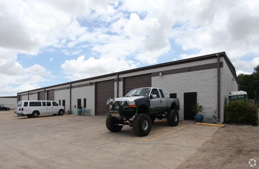 More Photos Of 11303-11311 Jones Rd W, Houston Unknown For Lease