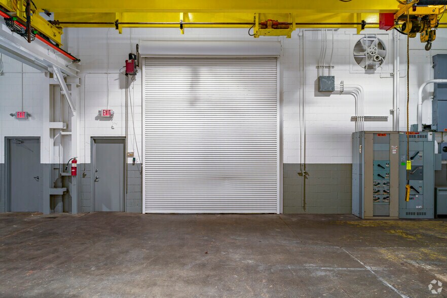 More Photos Of 16129 Common Rd, Roseville Warehouse For Lease