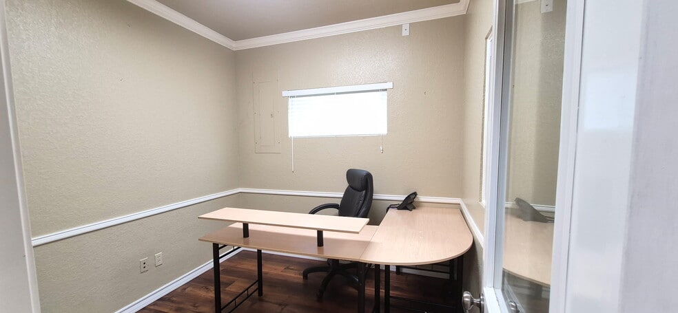 More Photos Of 606 S Harbor Ct, Granbury Office For Lease