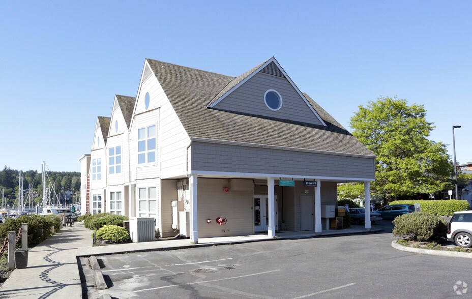 More Photos Of 330 Madison Ave S, Bainbridge Island Office For Lease