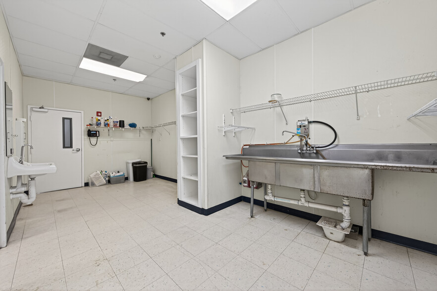 More Photos Of 8525 Queenston Blvd, Houston Freestanding For Sale