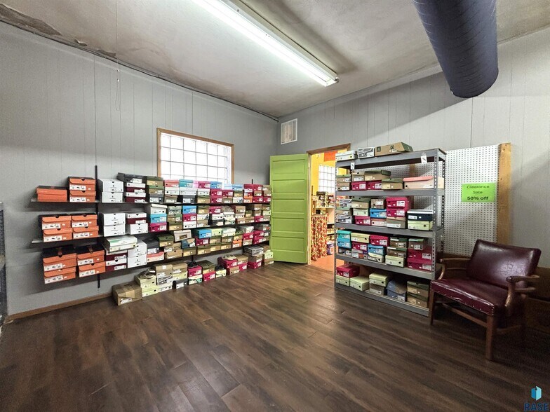 More Photos Of 118 N Broadway Ave, Miller General Retail For Sale