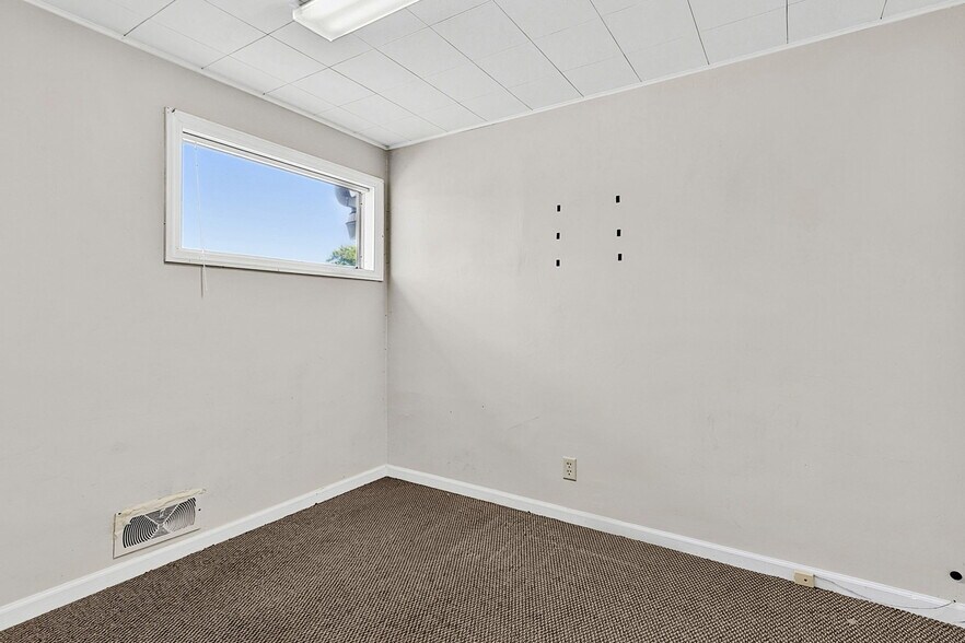 More Photos Of 7102 E Pendleton Pike, Indianapolis Office For Sale