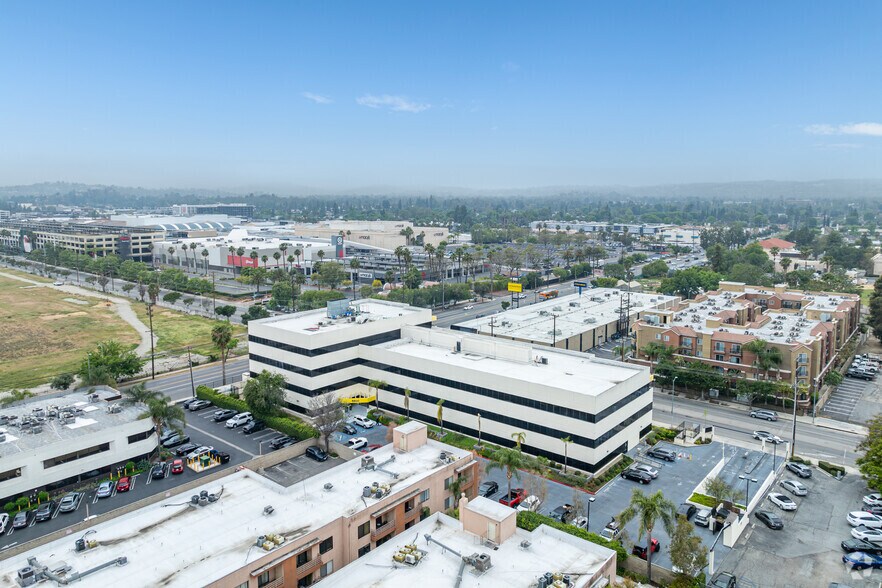 More Photos Of 6800 Owensmouth Ave, Woodland Hills Office For Lease