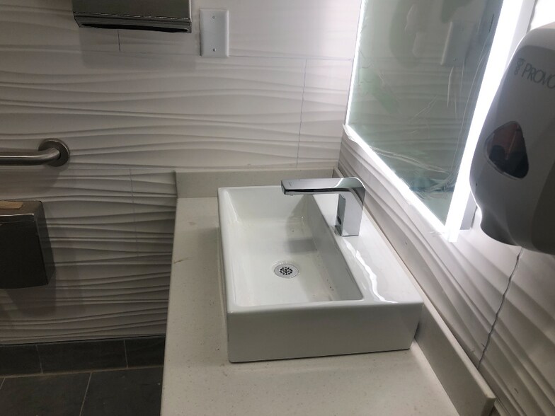 More Photos Of 370 E Main St, Hendersonville General Retail For Sale