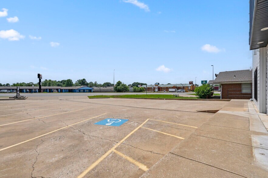 More Photos Of 1223 US-412, Siloam Springs Storefront For Lease