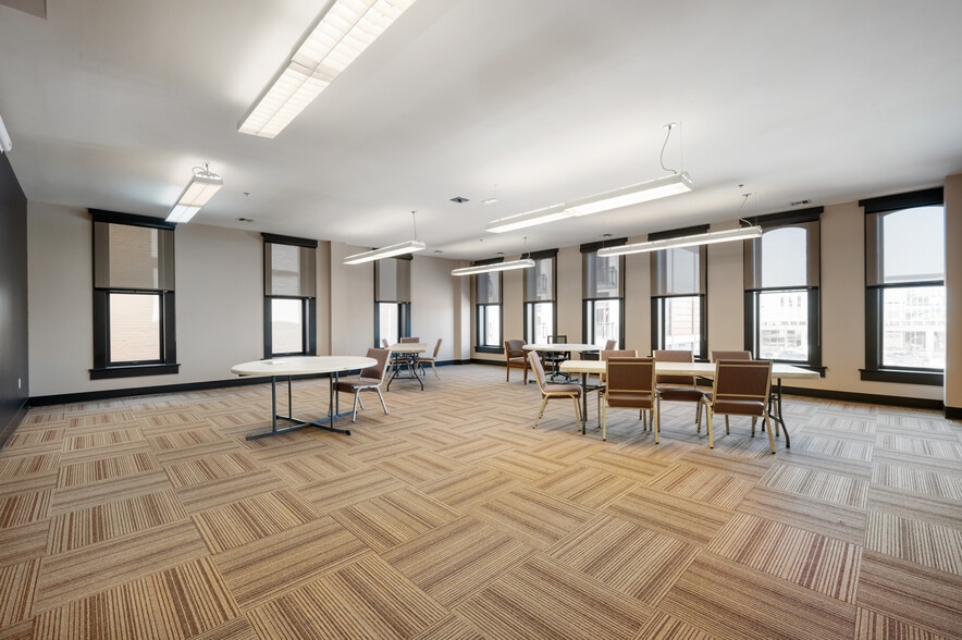 More Photos Of 108 S Walnut St, Muncie Office For Sale