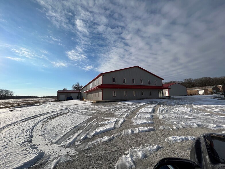 More Photos Of 616A-622 S Main St, Hebron Warehouse For Lease