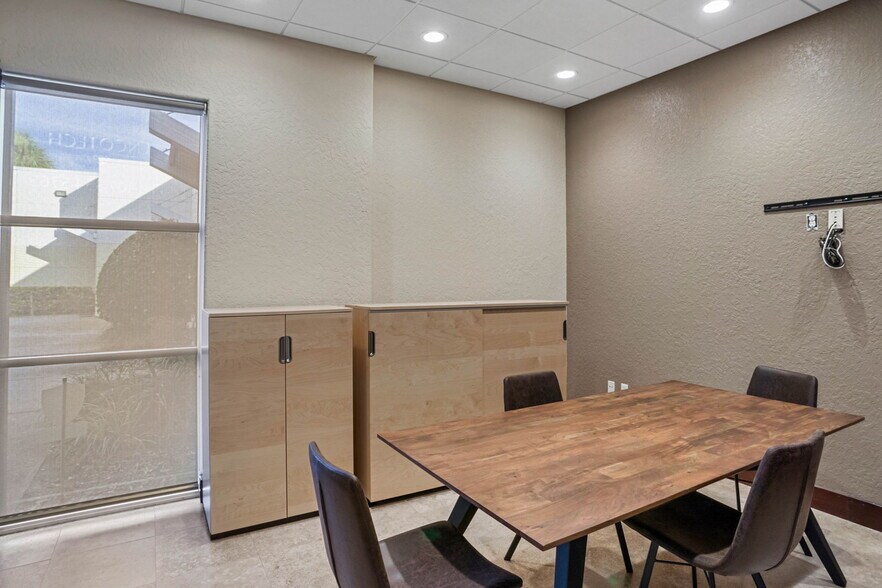 More Photos Of 8810 Commodity Cir, Orlando Showroom For Lease