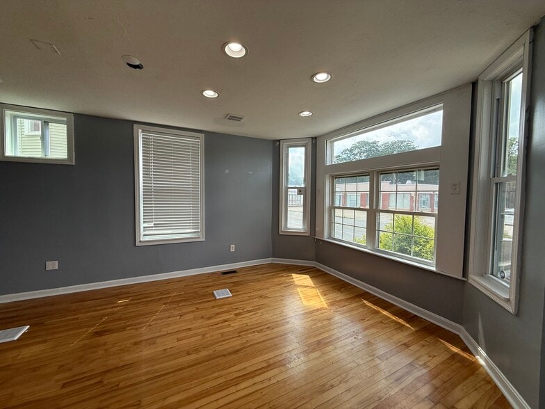 More Photos Of 539 Park Ave, Worcester Freestanding For Lease