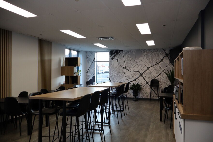 More Photos Of 3275 Av Francis-Hughes, Laval Flex For Sale