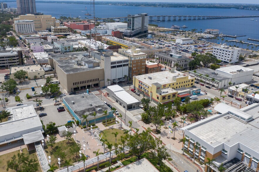 More Photos Of 1529-1531 Lee St, Fort Myers Bar For Sale