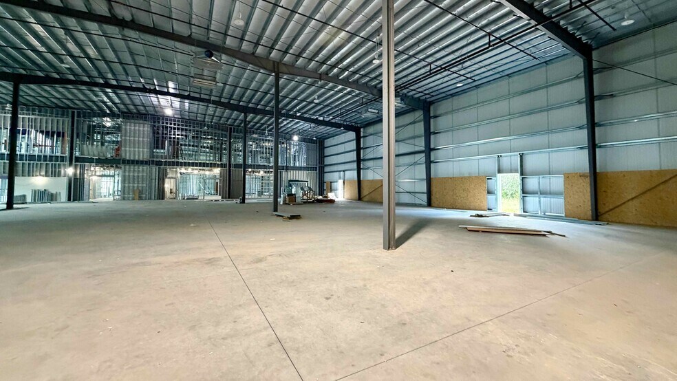 More Photos Of 2221 US-441, Fruitland Park Showroom For Sale