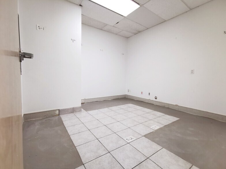 More Photos Of 3871 N Fraser Way, Burnaby Showroom For Lease