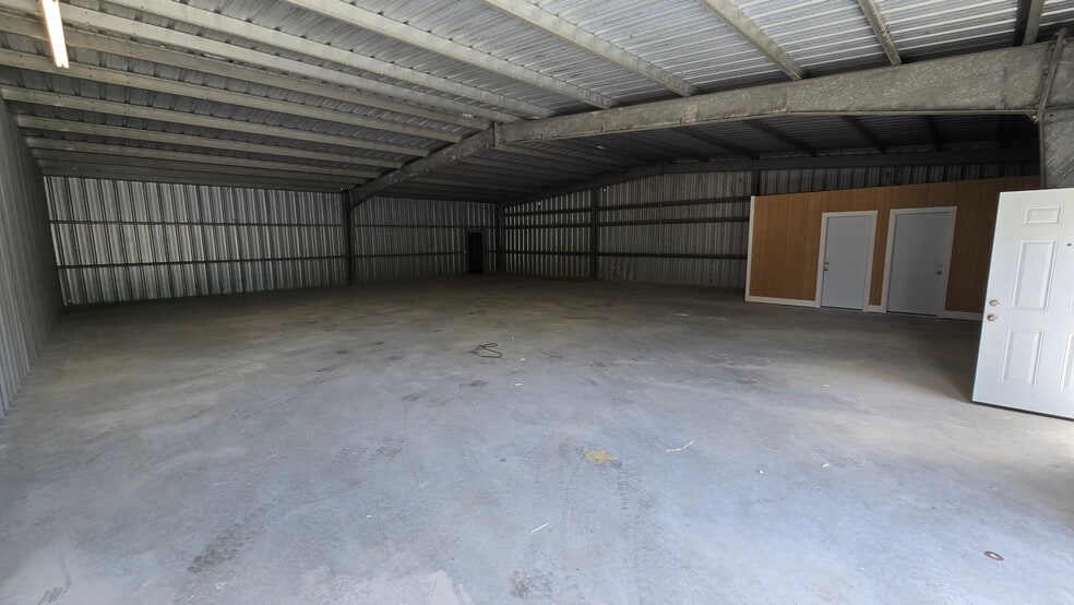 More Photos Of 1618 Callaway Dr, Alvin Warehouse For Lease