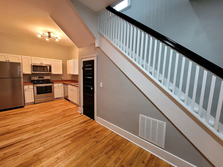 More Photos Of 302 Picadilly St, Columbia Specialty For Sale