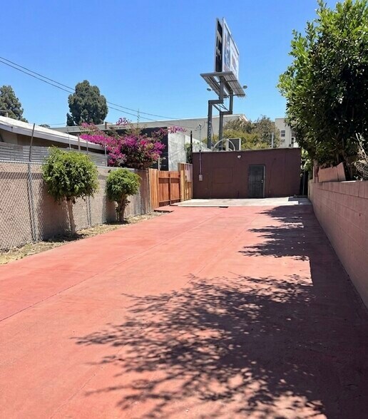 More Photos Of 10612 Whittier Blvd, Whittier General Retail For Sale