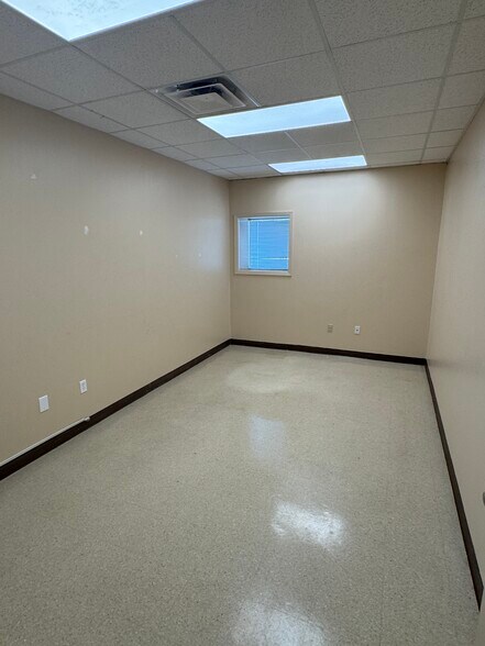 More Photos Of 7900 Greenwood Rd, Shreveport Warehouse For Lease