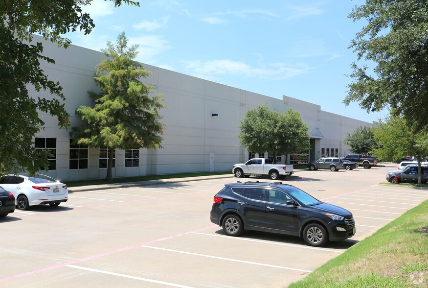 More Photos Of 875 W Sandy Lake Rd, Coppell Warehouse For Lease
