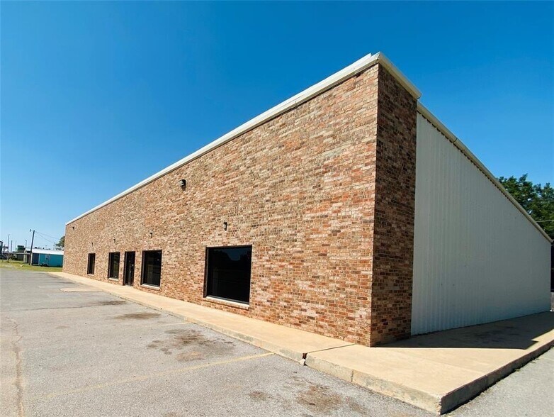 More Photos Of 2821 W 3rd St, Elk City Department Store For Sale