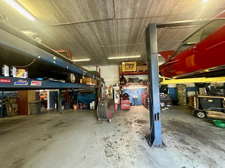 More Photos Of 1002 SE 9th St, Cape Coral Service For Sale