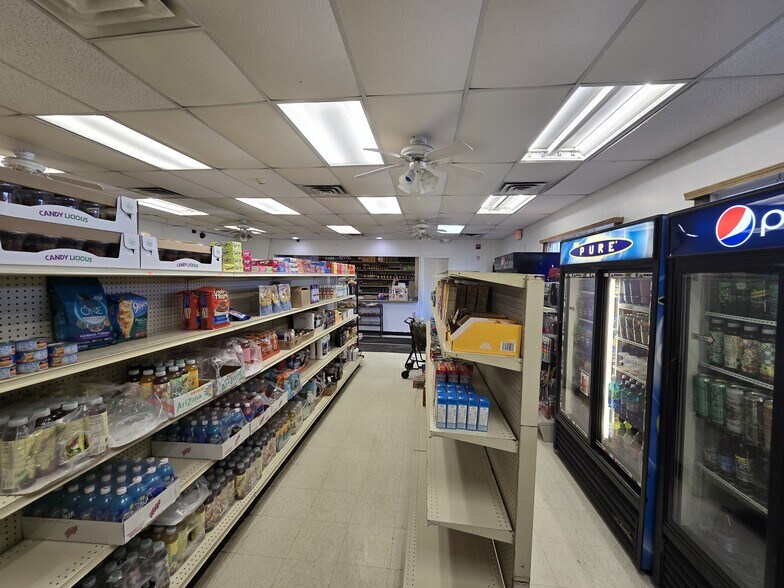 More Photos Of 541 University Pkwy, University Park Convenience Store For Sale
