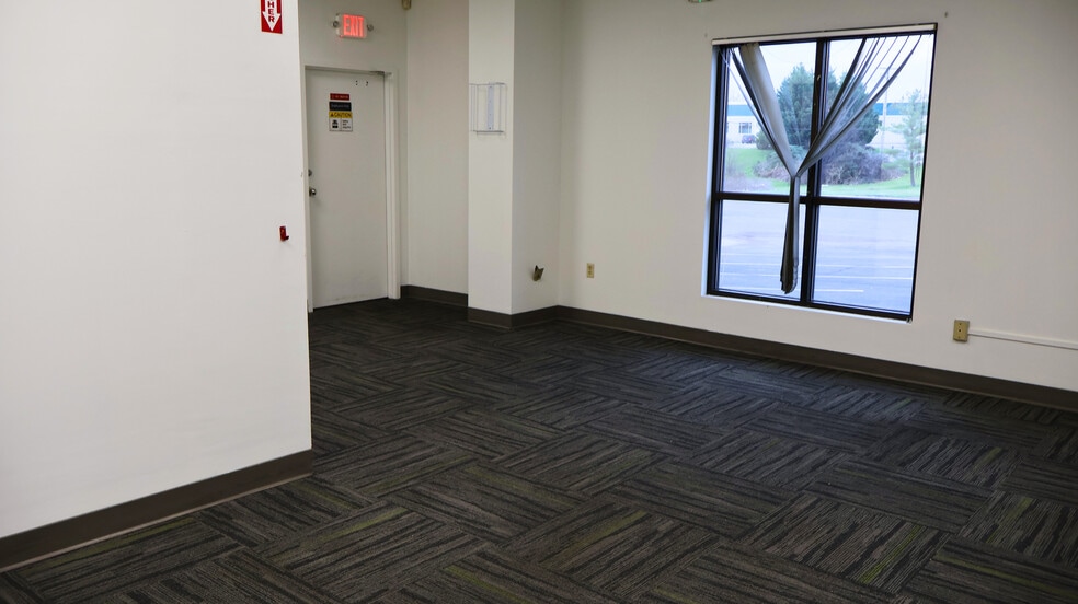 More Photos Of 300 Russell Dr, Middletown Warehouse For Lease