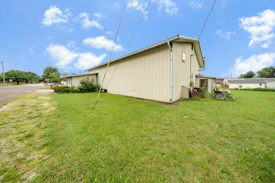 More Photos Of 305 W Scenic Rivers Blvd, Salem Flex For Sale
