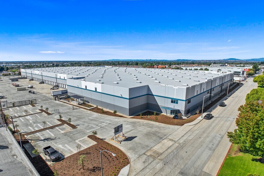 More Photos Of 12352 Whittier Blvd, Whittier Distribution For Sale