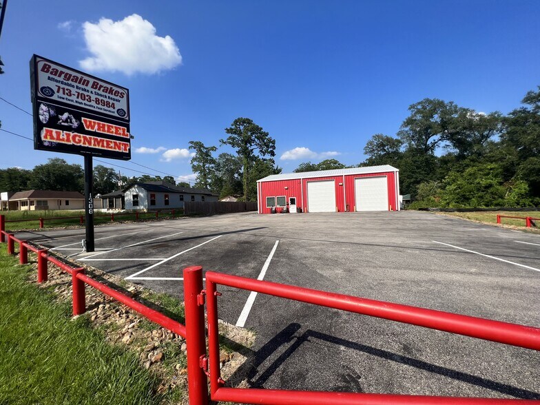 More Photos Of 1308 N Frazier St, Conroe Service For Sale