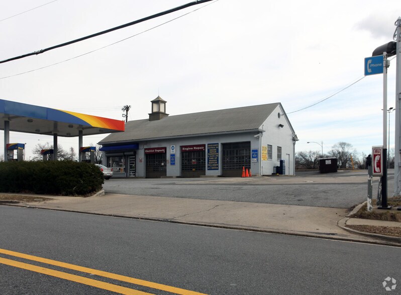 Primary Photo Of 2911 Colebrooke Dr, Temple Hills Service Station For Lease