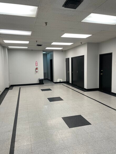 More Photos Of 30 Lafayette Pl, Kenilworth Warehouse For Lease